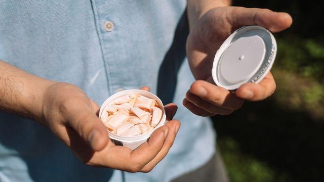 니코틴 파우치를 들고 있는 사람