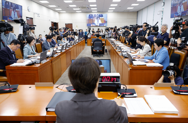 정은경 보건복지부 장관 후보자가 18일 오전 서울 여의도 국회 보건복지위원회에서 열린 인사청문회에서 자료 제출을 요구하는 국민의힘 의원들의 퇴장 속에 자리하고 있다.