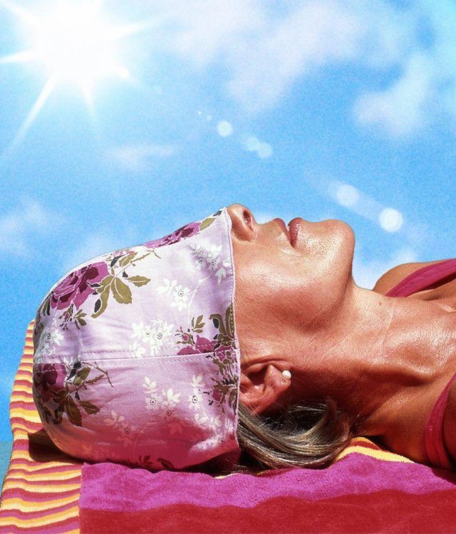 태양 빛 아래 누워있는 여성의 얼굴