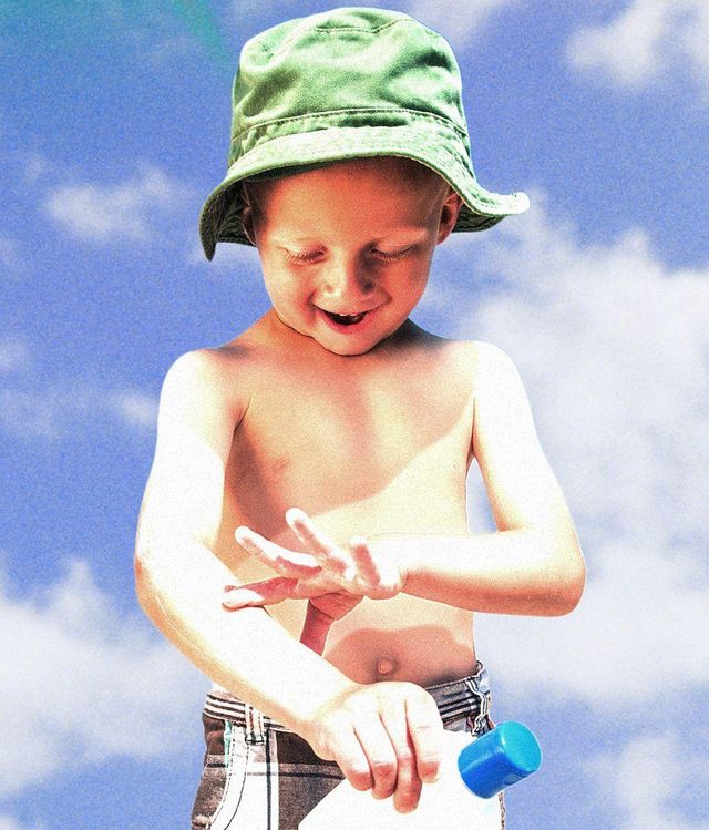 해변에서 놀고 있는 어린아이의 모습