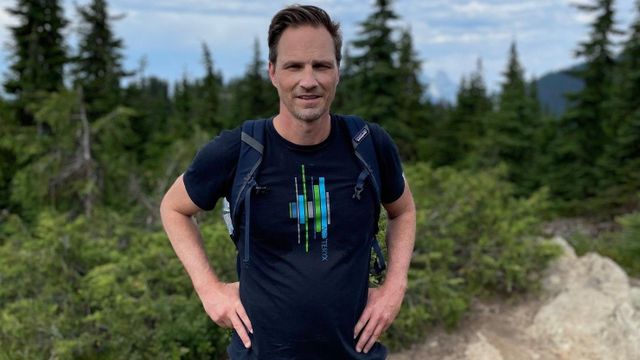 캐나다 전 무역 협상가 제이슨 랭그리시가 야외에서 캐주얼 복장을 입고 서 있다 