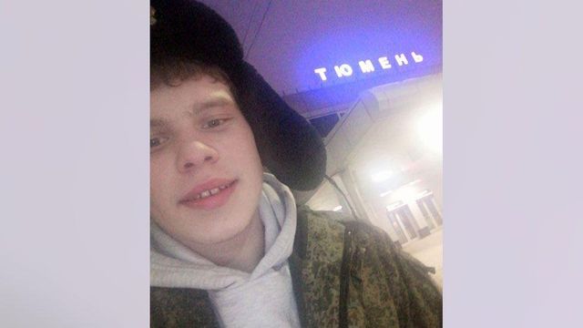 러시아 모자를 쓰고 카키색 상의를 입은 젊은 남성