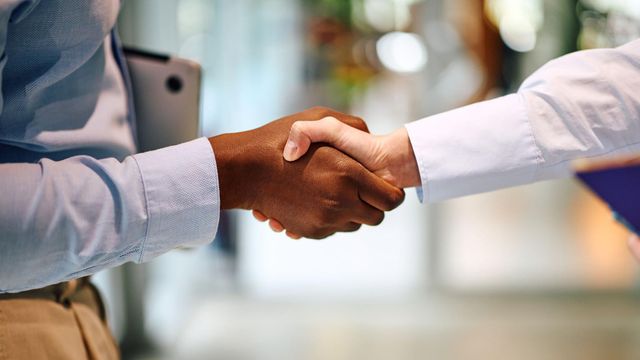 남자와 여자가 악수를 하고 있다 