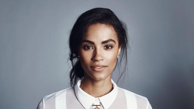 시네드 보웰이 카메라를 응시하고 있다