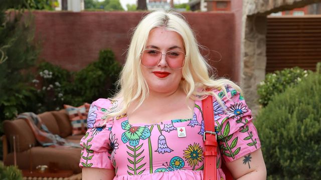 분홍색 선글라스와 드레스를 입고 있는 헤이워드