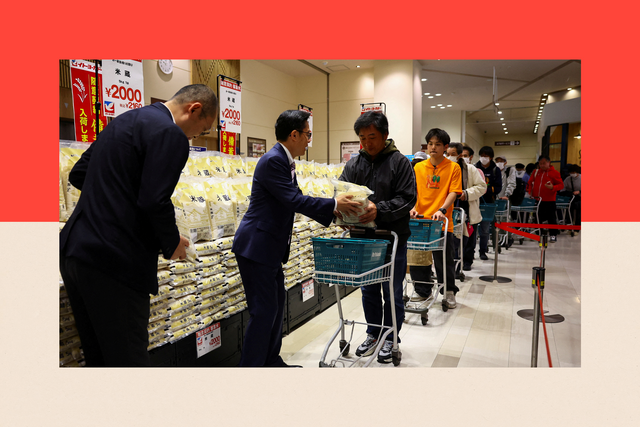 쌀을 사고자 줄을 서고 있는 시민들의 모습