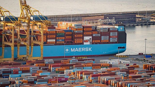 스페인 바르셀로나 항구에 정박한 컨테이너 선박