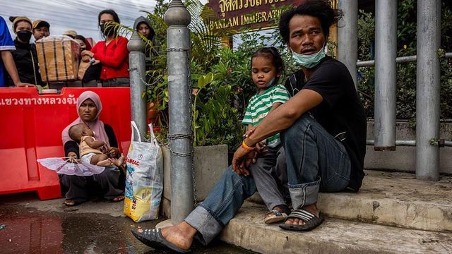 태국 국경을 넘고자 기다리는 캄보디아 주민들의 모습