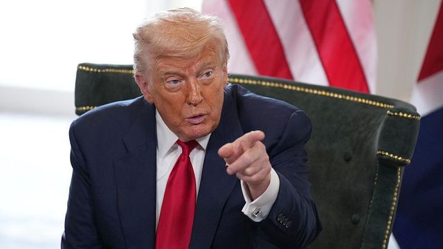 스코틀랜드 소재 자신의 턴베리 골프 리조트에 마련된 기자회견장에서 답변하는 트럼프 대통령의 모습