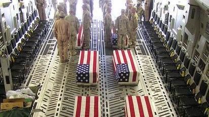 미국 국기로 싸여진 관과 미군들 