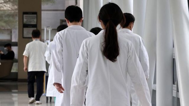 가운을 입은 의사들의 뒷모습