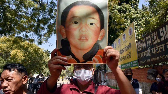 티베트 여성 연합 회원들이 뉴델리에서 열린 시위에서 판첸 라마의 사진을 들고 있다 