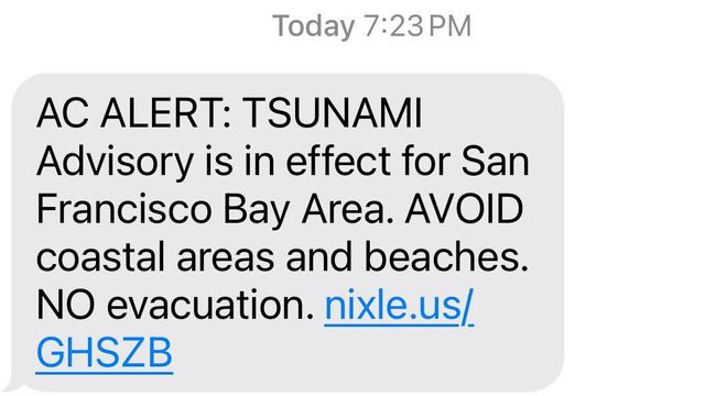 <주의: 쓰나미 주의보가 샌프란시스코 베이 지역에 발령되었습니다. 해안 지역과 해변에 접근하지 마십시오. 대피 명령은 없습니다> 문자 메시지