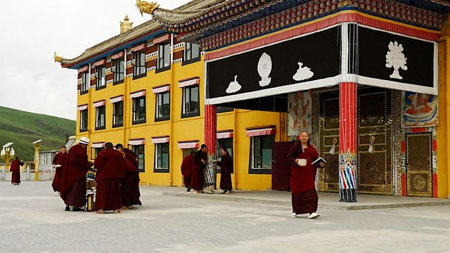 랑쵸 마 사원 밖에 있는 승려들