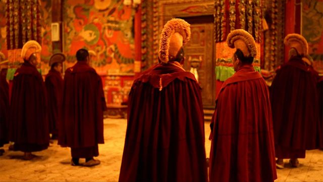 사원 내 티베트 승려들 