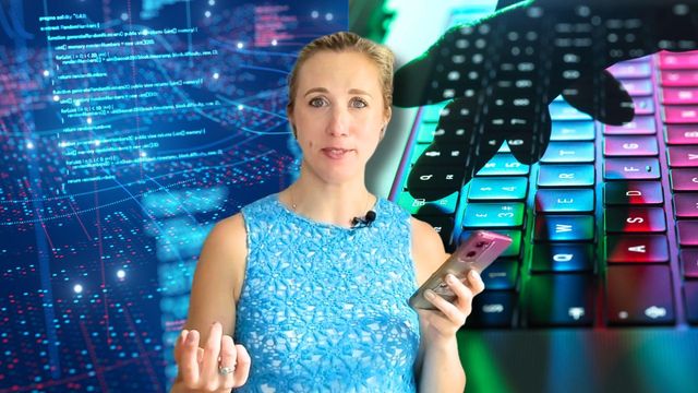 사샤 루치오니가 연한 파란색 상의를 입고 머리를 묶은 채 스마트폰을 들고 있다