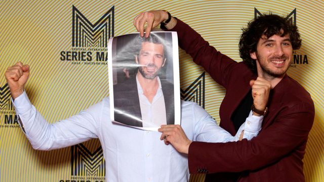 이탈리아 TV 드라마에서 주연을 맡은 피에르파올로 스폴론이 피치오니의 얼굴 위에 자신의 드라마 속 캐릭터 사진을 겹쳐 들고 있다