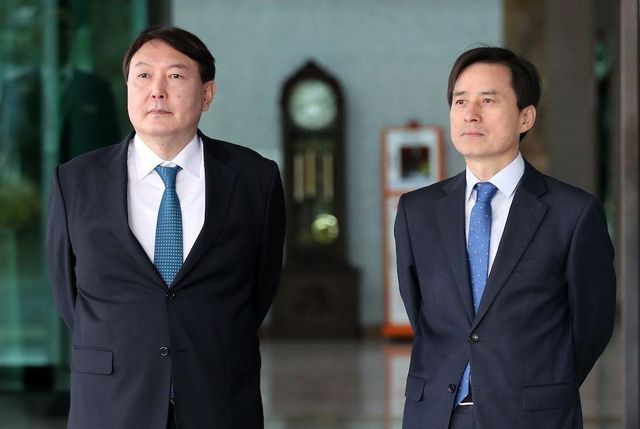 조은석 당시 서울고검장(오른쪽)과 윤석열 서울중앙지검장이 나란히 서 있는 모습