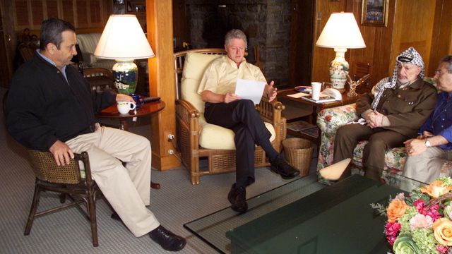 미 메릴랜드주 캠프 데이비드에서 야세르 아라파트 PLO 의장, 에후드 바라크 이스라엘 총리와 이야기를 나누는 빌 클린턴 대통령의 모습