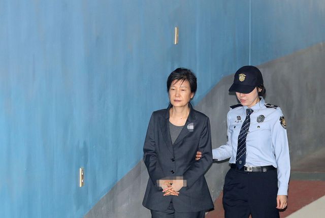 박근혜 전 대통령이 구속 연장 후 첫 공판에 참석하는 모습