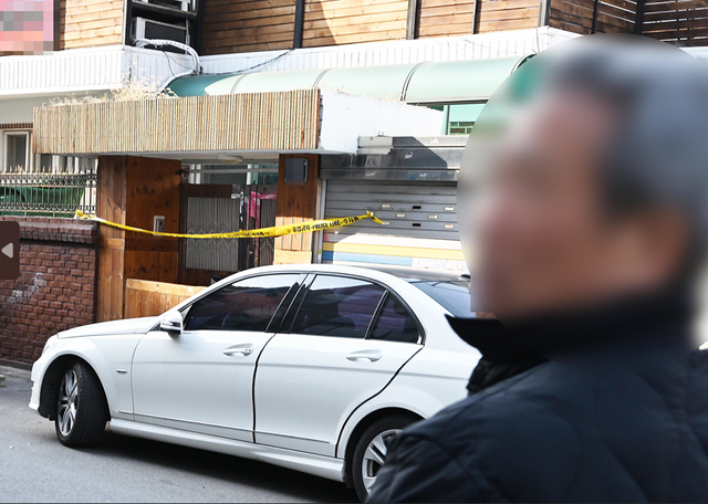 40대 가장이 아내와 자녀 3명을 흉기로 살해한 후 극단적 선택을 한 2023년 3월 인천시 미추홀구 한 주택에 출입금지 폴리스라인이 설치돼 있다