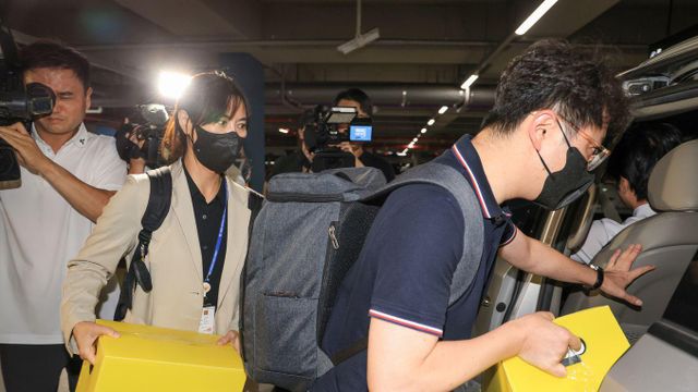 김건희 여사의 의혹들을 수사하는 민중기 특별검사팀 관계자들이 27일 서울 노원구 개혁신당 이준석 당대표 자택 압수수색을 마치고 차량으로 상자를 옮기고 있다.