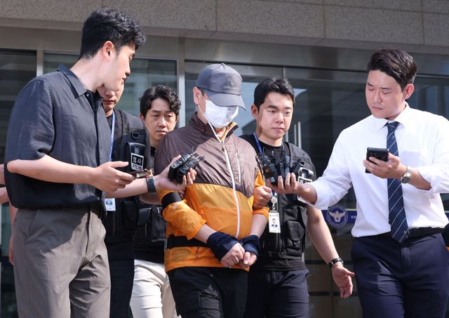 사제 총기 살해 사건 피의자 A 씨(62·남)가 7월 30일 오전 인천논현경찰서에서 검찰로 송치되는 모습. A씨는 지난 20일 오후 9시 31분께 인천시 연수구 송도 아파트에서 사제 총기로 산탄을 발사해 아들 B씨를 살해한 혐의를 받고 있다