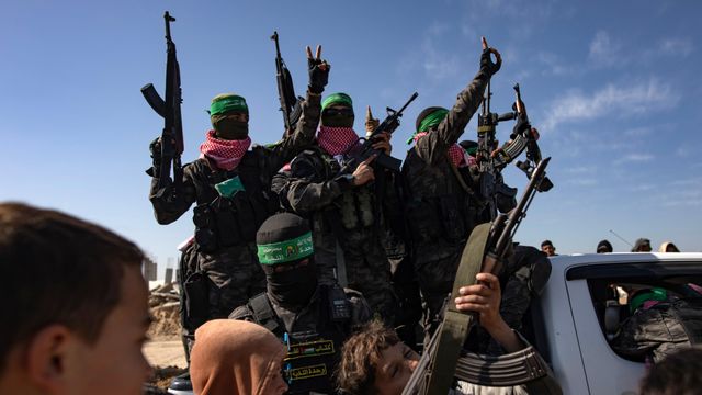 지난 2월 이스라엘인 인질 인계 당시 무장한 하마스 대원들