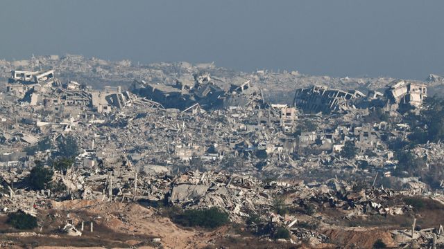 2025년 7월 7일 이스라엘-가자지구 국경의 이스라엘 쪽에서 바라본 가자지구 북부의 파괴된 건물들과 잔해들의 넓은 전경