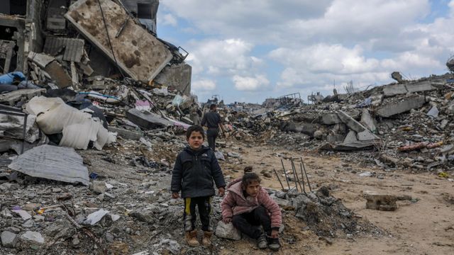이스라엘의 공습으로 가자지구 내 주택과 상업 시설이 광범위하게 파괴되었다