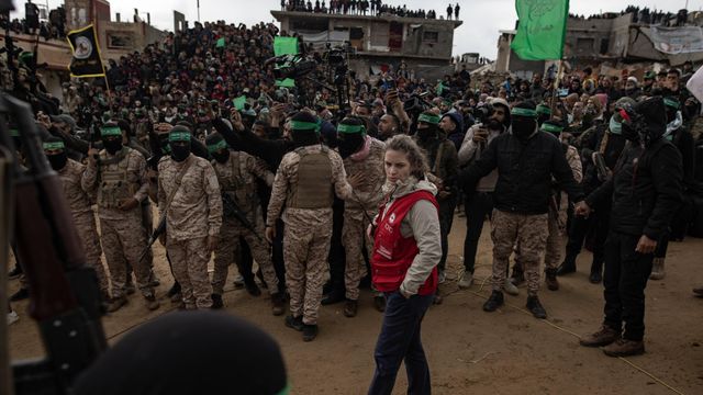 지난 2월 20일 가자지구 남부에서 하마스 대원들이 이스라엘인 인질 4명의 시신을 인계하는 동안 적십자 대표자가 그들 옆에 서 있는 모습 
