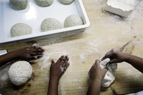 사워도우는 제조에 더 많은 시간이 소요되며 이로 인해 산업적으로 생산된 빵보다 훨씬 더 영양가가 높다 