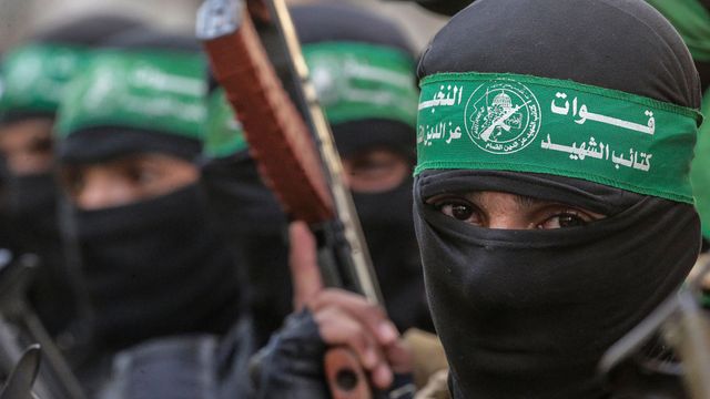 2025년 2월 4일 가자지구 남부 데이르 알 발라 난민 캠프에서 하마스의 군사 조직인 알카삼 여단 대원들이 고 하마스 군사 지휘관이자 하마스 행정 및 전투 지원 참모진의 수장이었던 가지 아부 타마아의 장례식에 참석했다