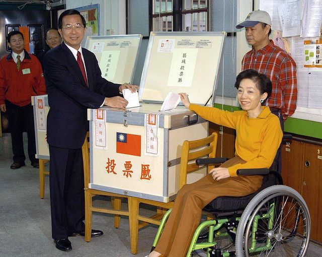 투표함 앞에서 포즈를 취하고 있는 천수이볜 전 총통과 우수전 여사