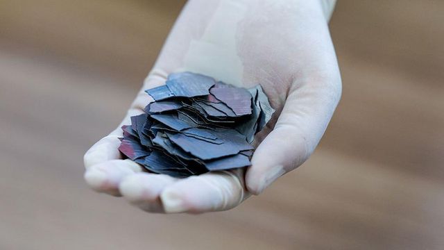 '호주 전략 재료 주식회사'의 청주시 소재 '한국 금속 공장'에서 생산된 네오디뮴 자석 조각