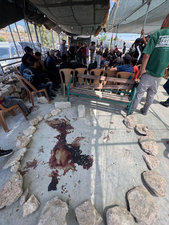 서안 지구 남부 움 알 카이르에서 오데흐 하타린이 살해된 흔적