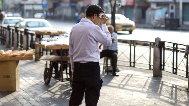 땀을 닦는 남성의 모습