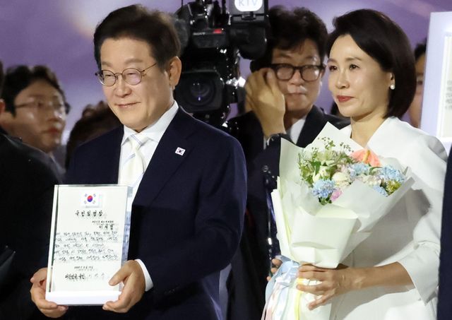 이재명 대통령이 15일 오후 서울 종로구 광화문광장에서 열린 '광복 80년, 국민 주권으로 미래를 세우다' 제21대 대통령 국민 임명식에서 국민 대표 80인이 참여한 임명장을 전달 받았다.