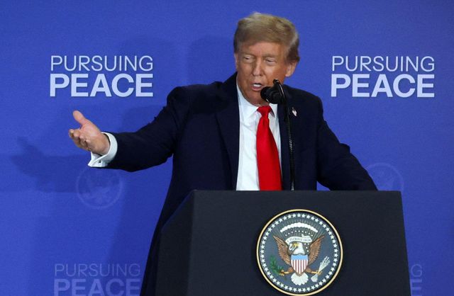 도널드 트럼프 미국 대통령이 15일(현지시간) 알래스카주 앵커리지의 앨먼도프-리처드슨 합동군사기지에서 블라디미르 푸틴 러시아 대통령과 우크라이나 종전 방안을 논의한 뒤 공동 기자회견에서 발언하고 있다