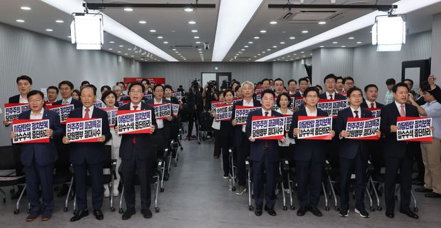 송언석 국민의힘 비상대책위원장 겸 원내대표와 안철수, 김문수, 조경태, 장동혁 당대표 후보 등 참석자들이 14일 오후 서울 여의도 국민의힘 중앙당사에서 열린 제6차 전당대회 수도권·강원·제주 합동연설회에서 야당탄압을 규탄하는 내용의 피켓팅을 하고 있다