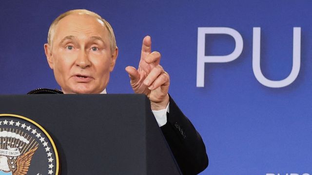 블라디미르 푸틴 러시아 대통령이 15일(현지시간) 알래스카주 앵커리지의 앨먼도프-리처드슨 합동군사기지에서 열린 트럼프 대통령과의 공동 기자회견에서 발언하고 있다