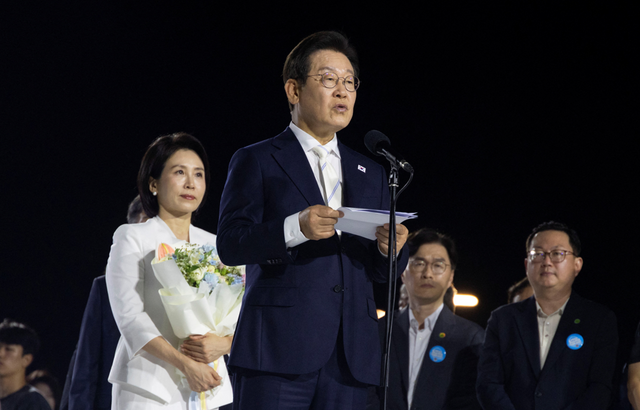 이재명 대통령이 지난 15일 서울 세종대로 광화문광장에서 열린 21대 대통령 국민임명식 '광복 80년, 국민주권으로 미래를 세우다' 행사에서 국민 대표 80인으로부터 '빛의 임명장'을 받은 뒤 감사 인사를 하고 있다