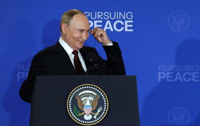블라디미르 푸틴 러시아 대통령이 15일(현지시간) 알래스카주 앵커리지의 앨먼도프-리처드슨 합동군사기지에서 열린 트럼프 대통령과의 공동 기자회견에서 발언하고 있다