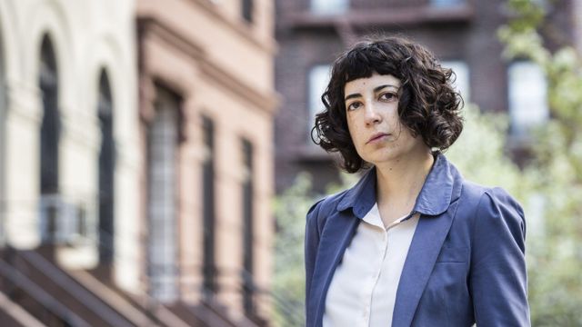 파란색 자켓을 입은 네타 알렉산더 교수