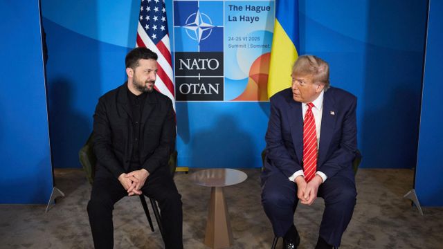2025년 6월 25일 네덜란드 헤이그에서 열린 북대서양조약기구(NATO) 정상회의에서 정상회담을 진행한 도널드 트럼프와 볼로디미르 젤렌스키 대통령
