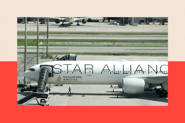 싱가포르항공 소속 비행기가 공항에 정지하고 있는 모습