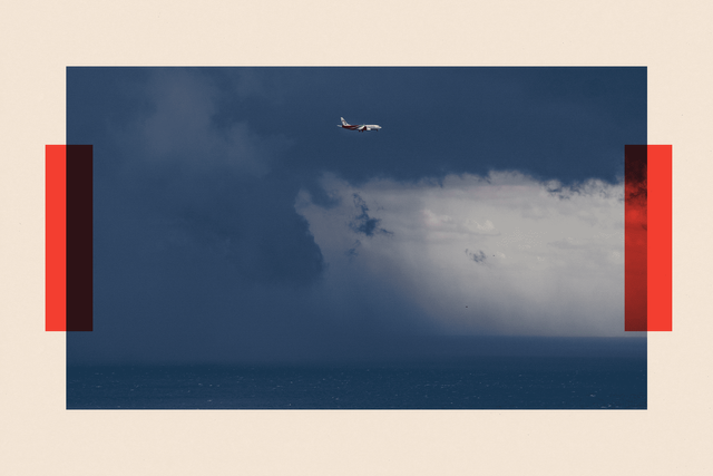 바르셀로나 항구 위 상공을 비행기 한 대가 지나가고 있다