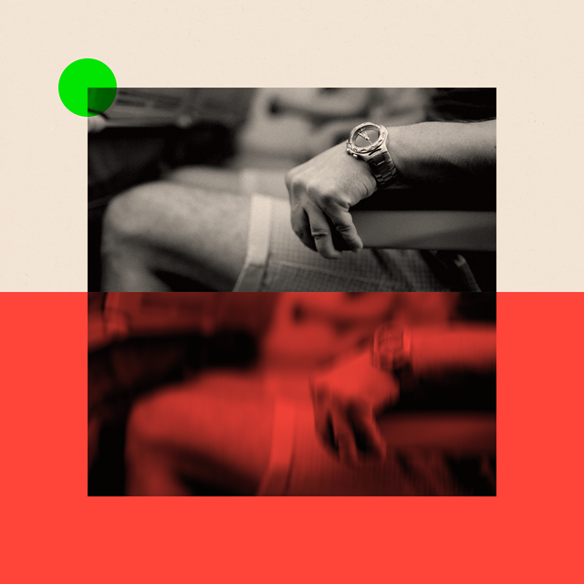 한 승객이 항공기에 앉아 좌석 손잡이를 부여잡고 있다