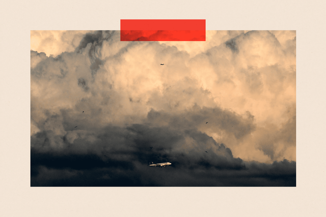 루프트한자 항공 소속 비행기 한 대가 큰 구름 근처를 지나고 있다