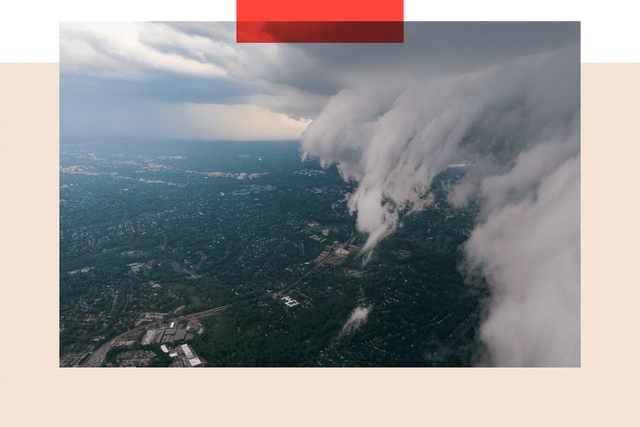 심각한 뇌우를 동반한 구름이 워싱턴DC 도심 상공을 지나가는 모습